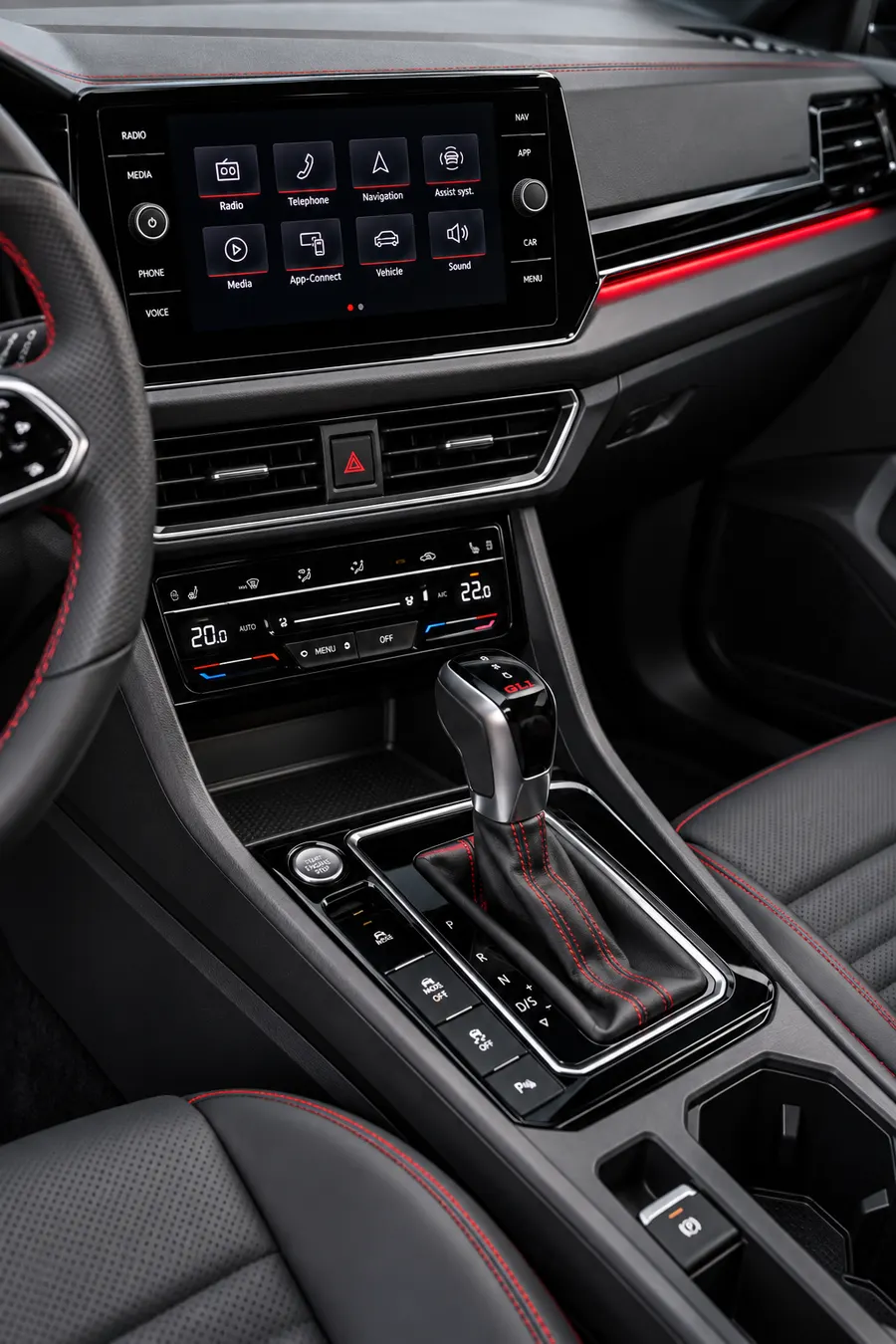 Detalhe do painel e do console central de um carro limpo
